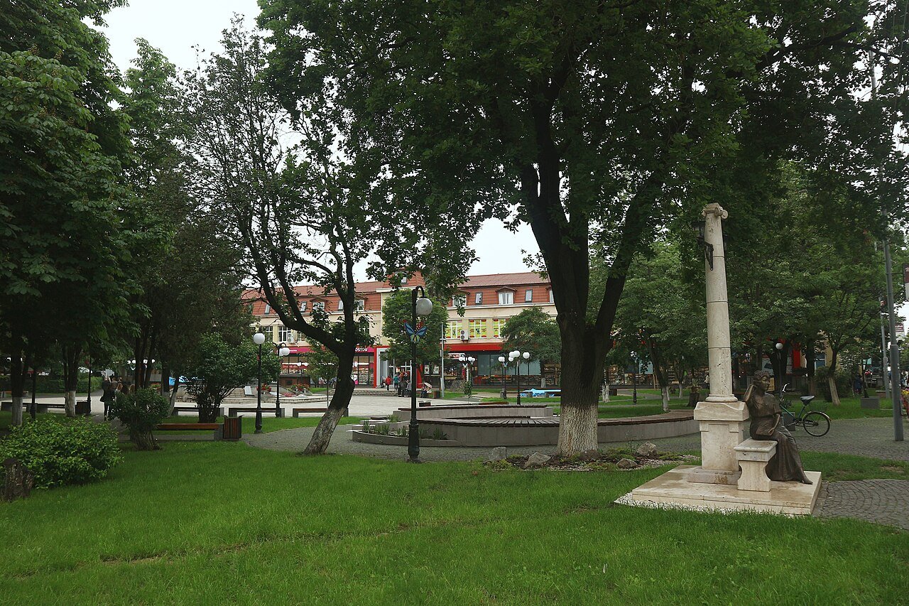 Сквер і площа Героїв