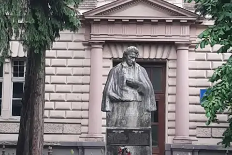 Палісадник хімкорпусу держуніверситету — фото 2