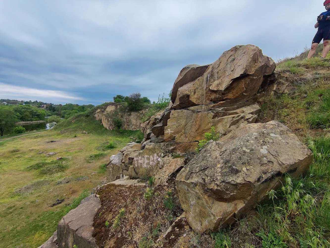 Скелі в Чмирівці
